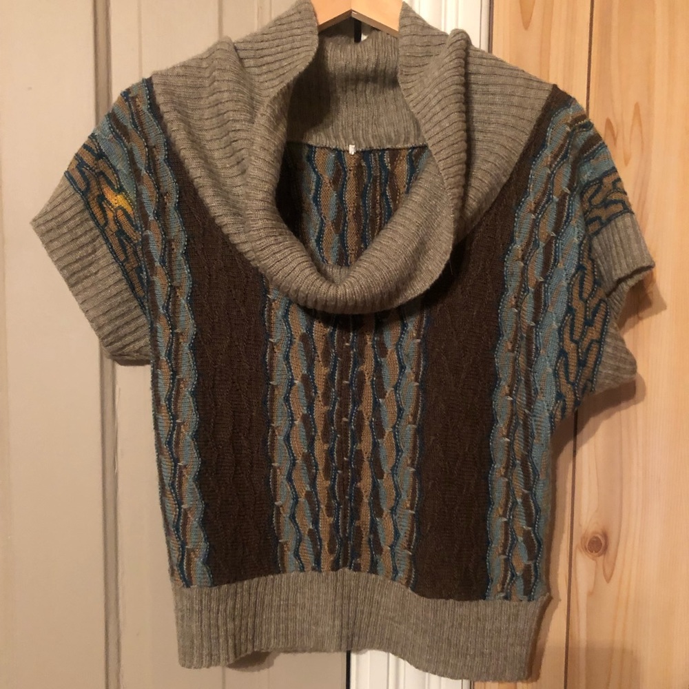 Off the shoulder sweater short-sleeve